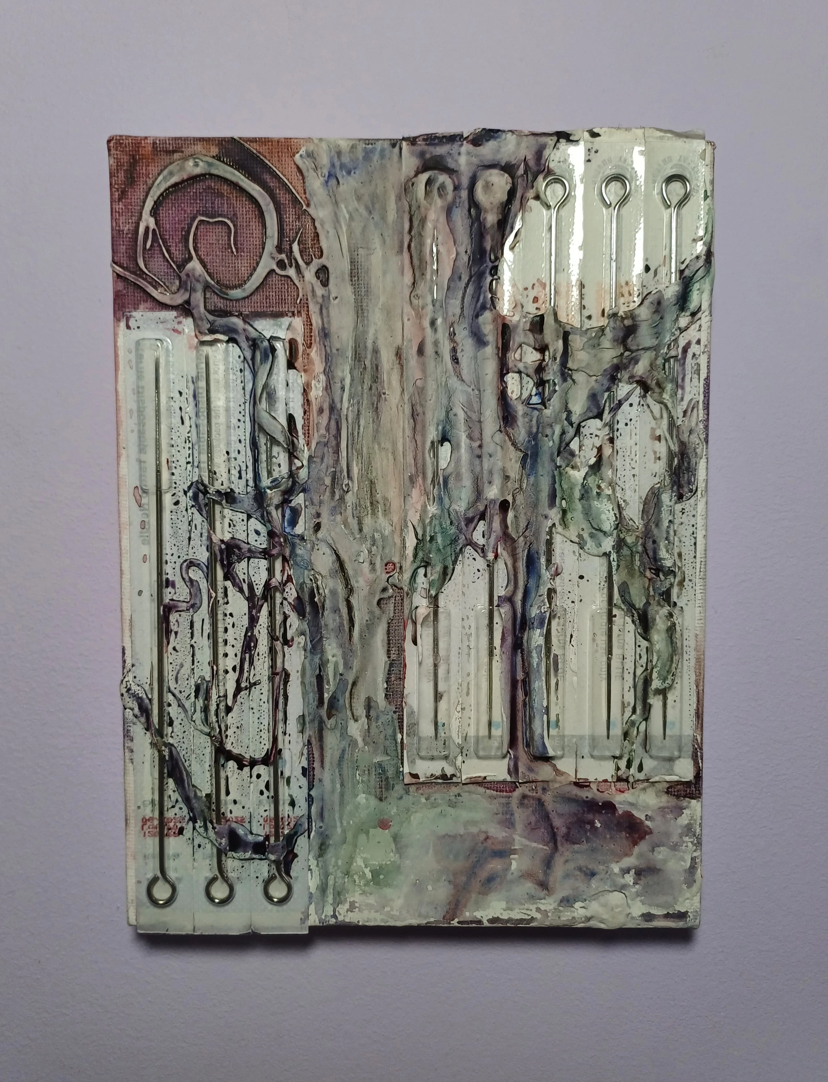 gesso, acquerelli ed aghi da tatuaggio su tela con aghi per tatuaggio 